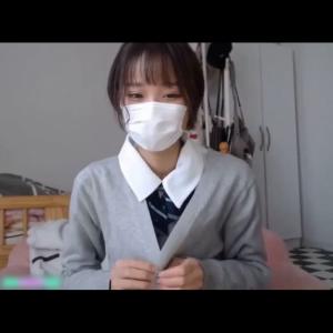 【美少女ライブチャット】【神回】めちゃ可愛い現役の時の制服脱いでエロ過ぎるポーズ撮ってオナニーしてくれるライブチャット配信♡ちょろっと生えてるマン毛がエロい♪