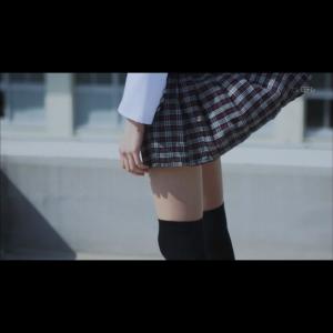 深夜ドラマでAKB48メンバーがミニスカでエロいニーソ生足太股をチラつかせるwww